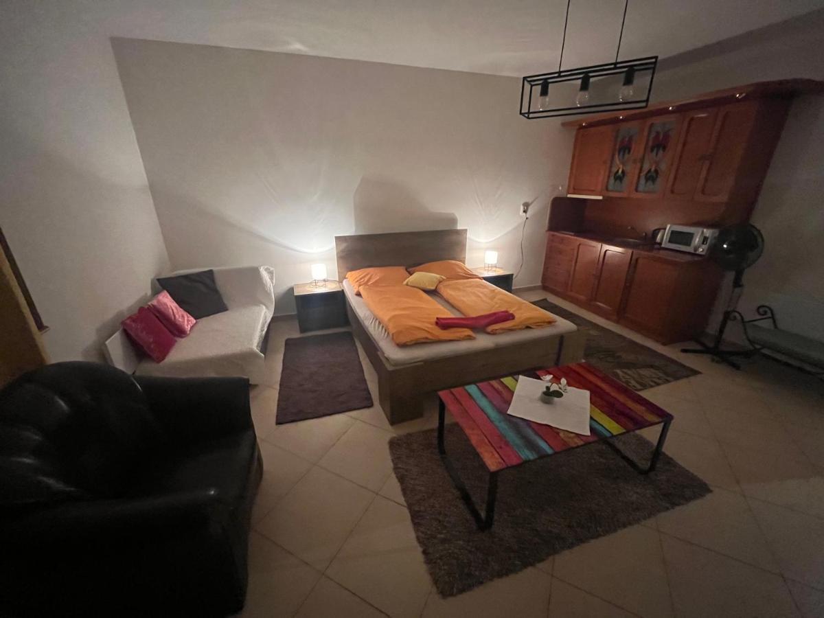 Monelly Apartman Komárno エクステリア 写真